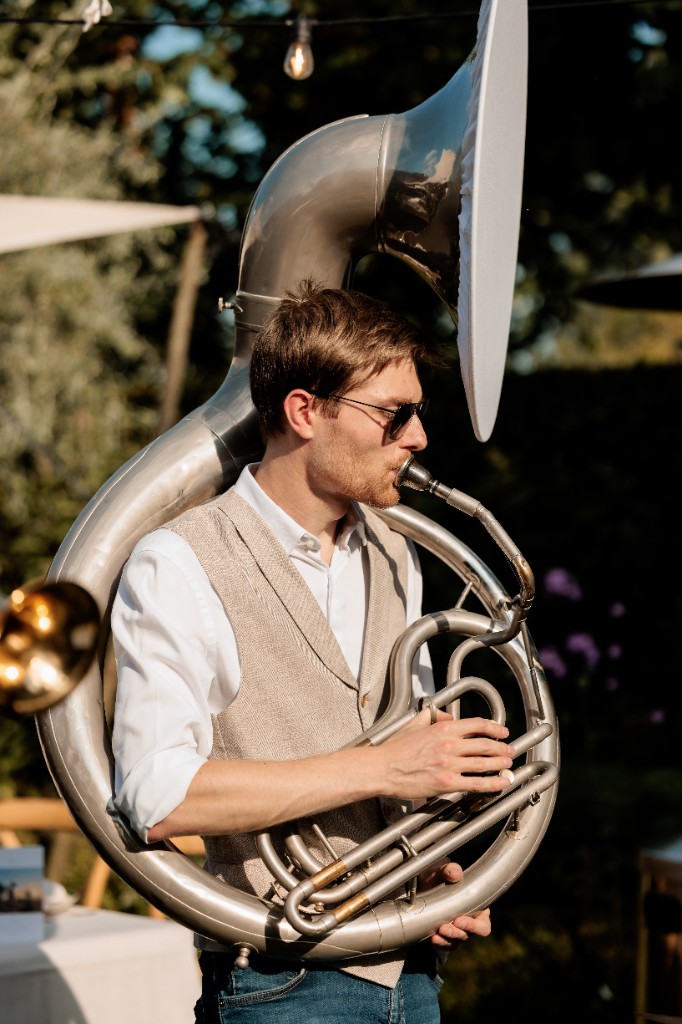 Sousafoonspeler van brassband Itsy Bitsy Brazzy tijdens een trouwfeest in Oost-Vlaanderen