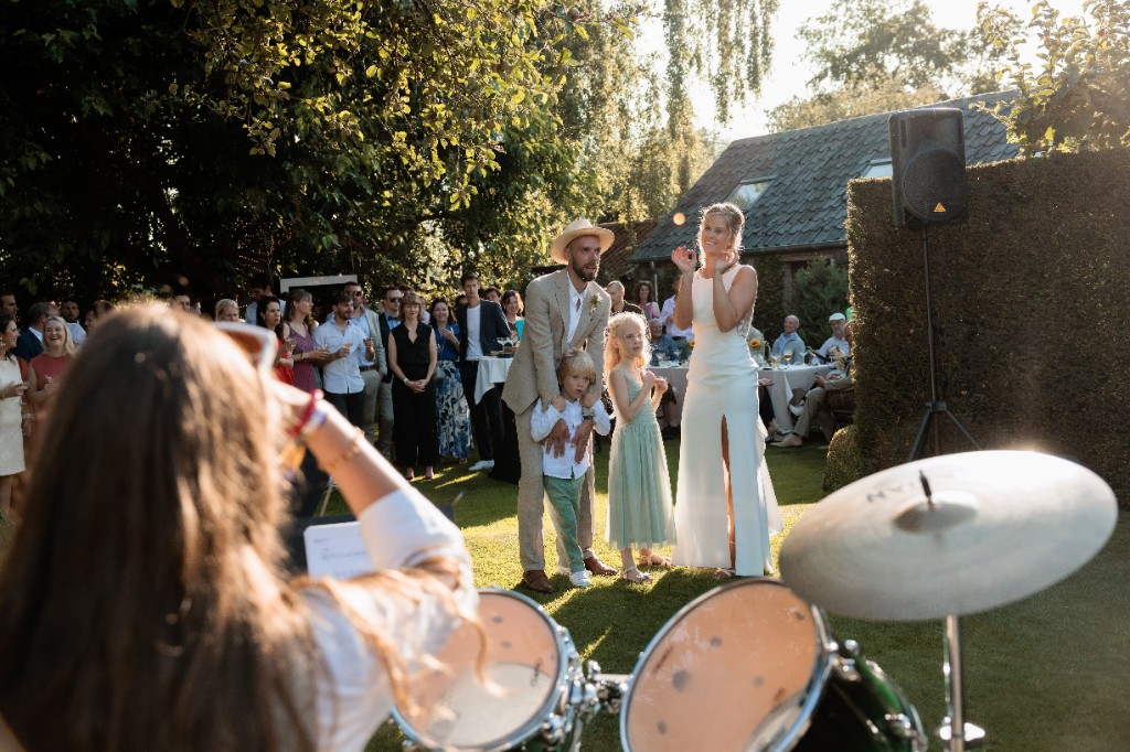 Bruidspaar geniet van live brassmuziek door Itsy Bitsy Brazzy