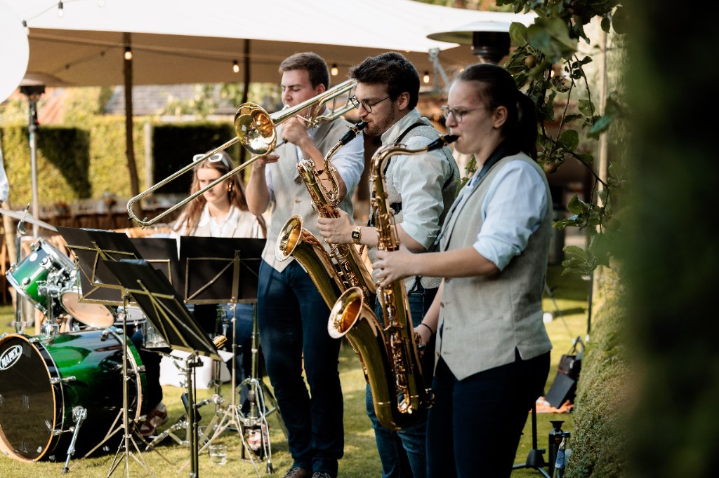 Itsy Bitsy Brazzy brassband live op een bruiloft - trompet, trombone, sousafoon en drums