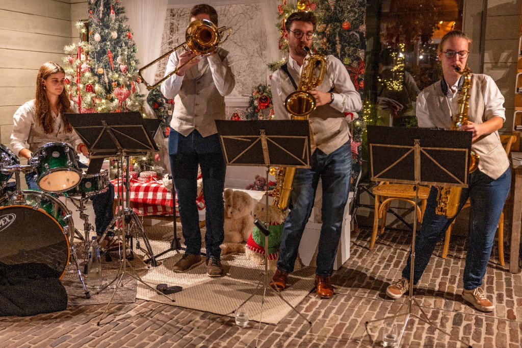 Itsy Bitsy Brazzy live op een kerstmarkt in Oost-Vlaanderen